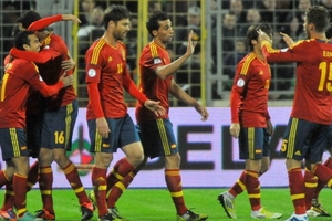 CĐV xứ Bò tót ủng hộ TBN đá không tiền đạo