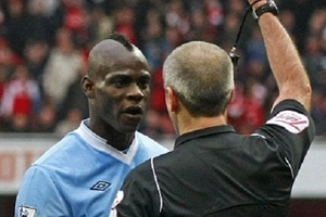 Man City khuyên các tài năng nhí không được noi "gương xấu" Balotelli