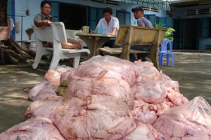 Bình Dương: Bắt giữ 2,5 tạ mỡ hôi thối