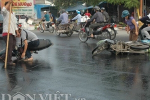 Hà Nội: Hàng chục người đi đường ngã nhoài vì dầu tràn
