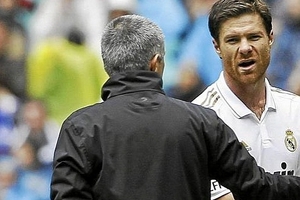 Nói về Mou: Xavi chê ỏng chê eo, Alonso khen lấy khen để