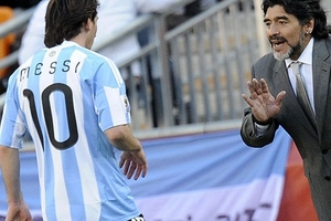 Messi sắp vượt thành tích ghi bàn của Maradona
