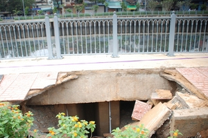 Đi tập thể dục bị rơi xuống "hố tử thần"