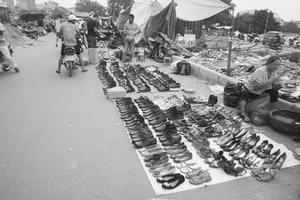 Chợ cóc họp giữa... công trường