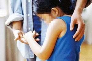 Mẹ im lặng nhìn con bị bố đẻ xâm hại