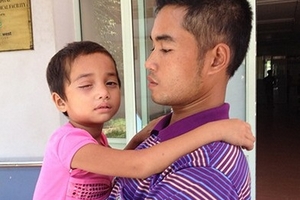 Giáo viên cầm bút "nhắc nhở", trò rách giác mạc