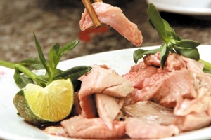 Quảng Trị: Vi sinh vật lạ bò loạn xạ trong thịt lợn chín