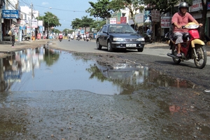 Nhiều tuyến đường hư hỏng nặng