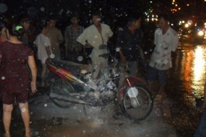 Xe máy bốc cháy sau khi sửa chữa