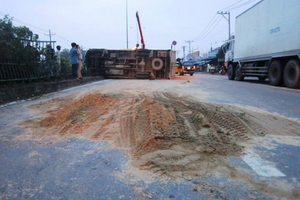 Dính “bẫy”, xe tải chổng vó, 2 người bị thương