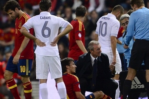 David Silva tập tễnh rời sân, Mancio lo sốt vó