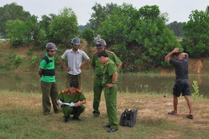 Đôi nam nữ ôm nhau chết dưới kênh