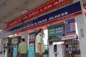 Cây xăng Lan Anh bán xăng có pha nước là do... bồn chứa bị hở?