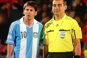 Trọng tài Paraguay lo sợ sau khi chụp ảnh cùng Messi