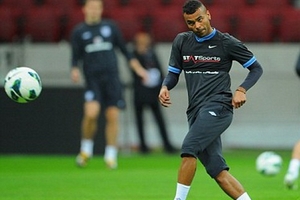 PSG bỏ cuộc, Ashley Cole sẽ ở lại Premier League?