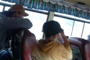 "Kỹ nghệ" móc túi khép kín trên xe buýt