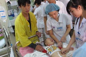 Cha mẹ tử vong, bé trai 14 tháng nguy kịch trong tai nạn thảm khốc