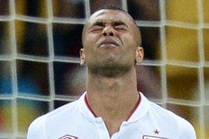 Lật lọng, FA phạt Ashley Cole