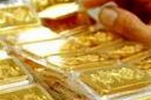 Vàng rớt giá, USD giảm mạnh