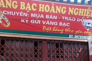 Đi ăn trưa về phát hiện tiệm vàng bị dọn sạch