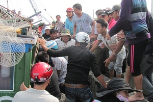 6 ngư dân bị đâm chìm tàu được cứu sống