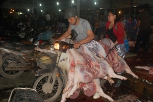 Vệ sinh thực phẩm: “Sờ” đâu cũng vi phạm!