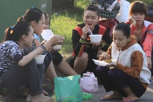 Không tăng lương: bóp bụng đi làm