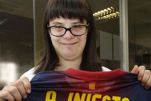 Cô gái thiểu năng giúp Barcelona thiết kế áo đấu