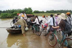 Hà Tĩnh: "Nín thở" qua sông Ngàn Sâu