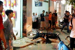 Cướp tài sản xong, đâm xe vào nhà dân