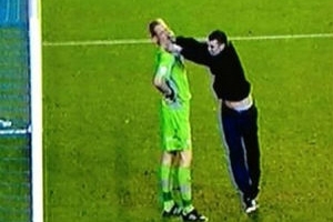 CĐV lẻn xuống sân đấm vỡ mặt thủ môn