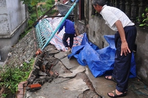 Sau mưa, "hố thử thần" xuất hiện trong vườn mía