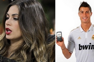 Bồ Boateng lên tiếng về vụ tin nhắn gạ tình của Ronaldo