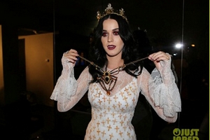 Katy Perry hóa ma cà rồng vẫn không quên sexy