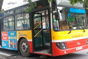 Xe bus cuốn bà cụ 80 tuổi vào gầm