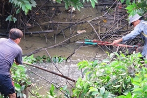 Bồi thường để tát ao bắt cá sấu