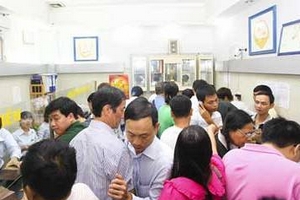 Sợ vàng giả, đổ xô kiểm định