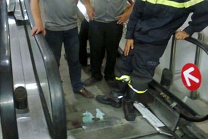 Bé trai bị kẹt chân trong thang cuốn BigC