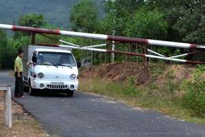 Dân săn trầm tiếp tục tìm cách vào Hòn Bà