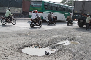 Quốc lộ 1 tan nát