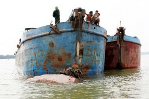 Phát hiện nhiều than đá trong tàu đắm