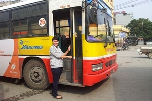 Góc khuất chưa biết về những bóng hồng "lơ xe" bus