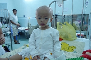 Người mẹ trẻ tất tả tìm cách chữa bệnh lạ cho con gái