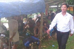 Dân bỏ làng lên núi trốn động đất