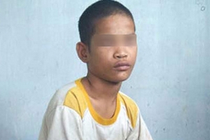 Long An: Cậu bé câm điếc nghiện uống... xăng