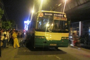 Xe buýt cán chết một phụ nữ