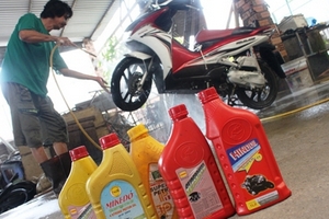 Hiểm họa nhớt thải tái chế: tàn phá ôtô, xe máy