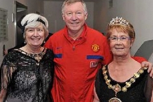 Nể bà lão 80 tuổi, Sir Alex tuyên bố bỏ chiến thuật “kim cương”