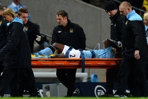 Richards bất tỉnh, Man City khủng hoảng hàng thủ