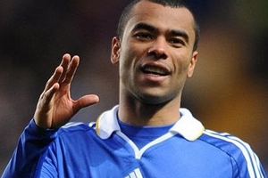 Di Matteo muốn Abramovich giữ chân Ashley Cole